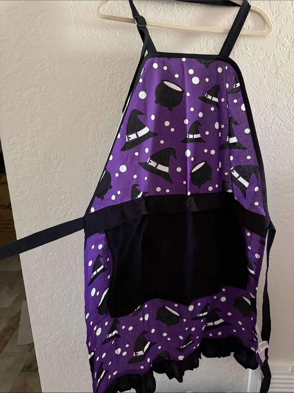 Temp-tations Halloween Apron with 2 Removable Towels 100% Cotton 30” X 35” apron